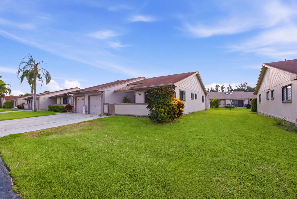 Photo of 18 WINCHMORE Lane, Boynton Beach, FL 33426 (MLS # B26057649)