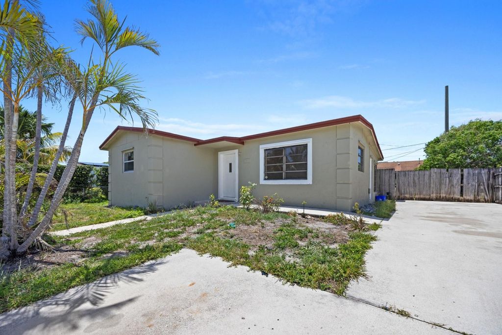 Photo of 420 NE 27 Avenue, Boynton Beach, FL 33435 (MLS # F10504106)