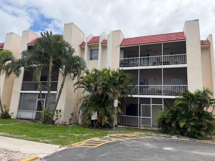 NEWLY AND FULLY UPGRADED 2 BED/ 2 BATH UNIT IS WALKING DISTANCE TO FAU, SHOPPING CENTERS, SHOPS AND RESTAURANTS.