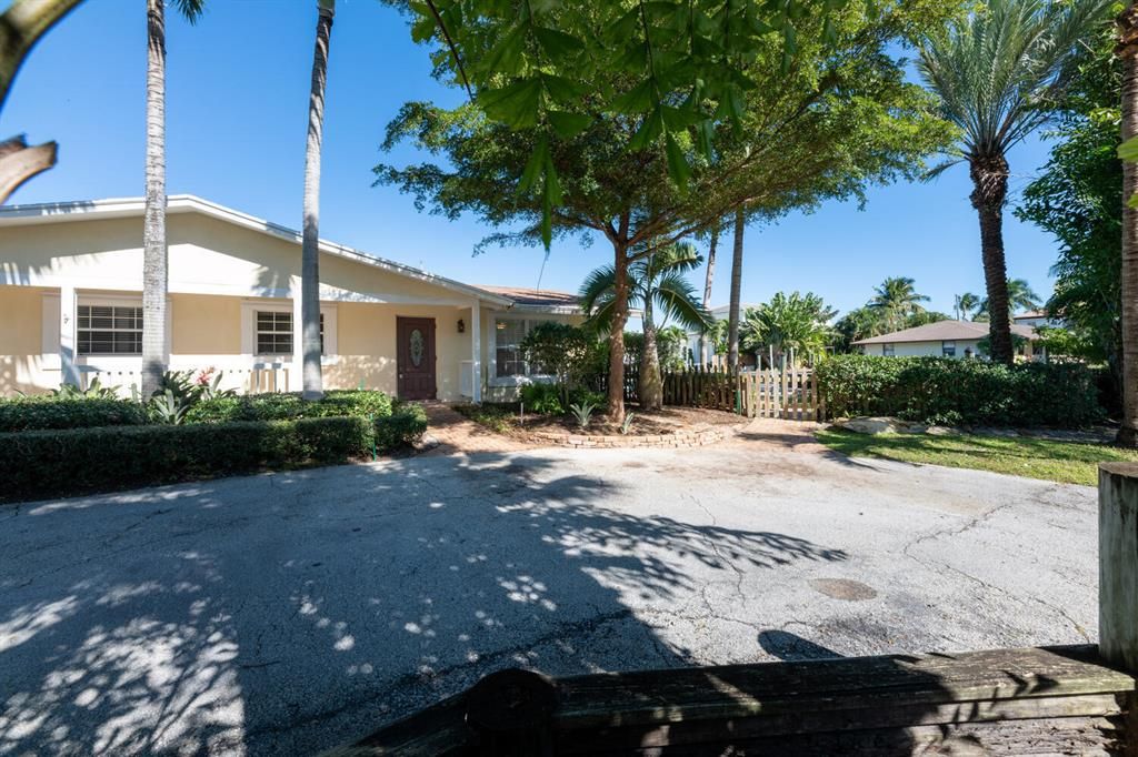 Photo of 2561 Old Donald Ross Road, Palm Beach Gardens, FL 33410 (MLS # R10762500)