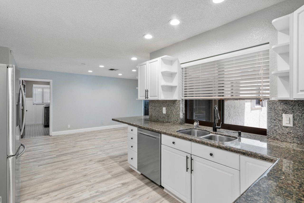 8477 NW 27th Dr, Coral Springs, FL, 33065/$684,500 2 8477 NW 27th Dr