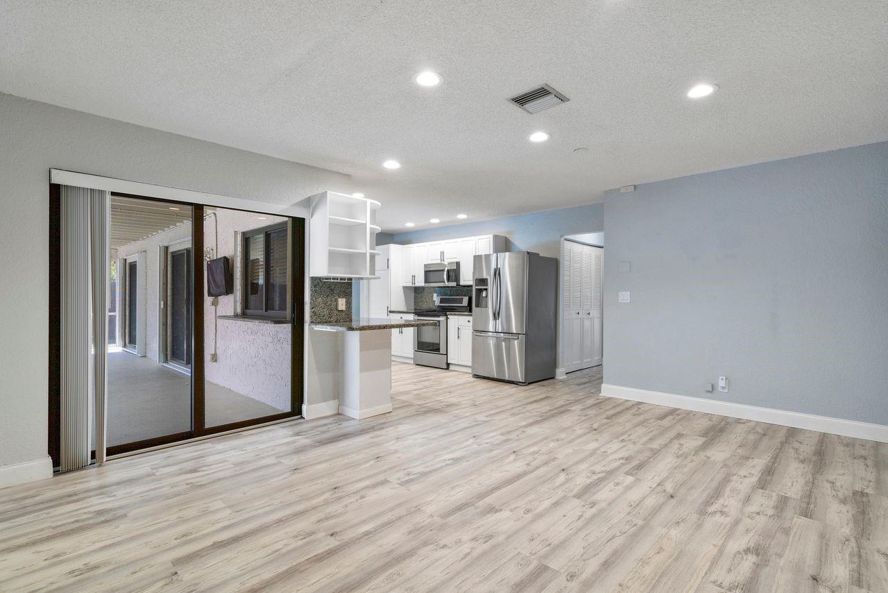 8477 NW 27th Dr, Coral Springs, FL, 33065/$684,500 4 8477 NW 27th Dr
