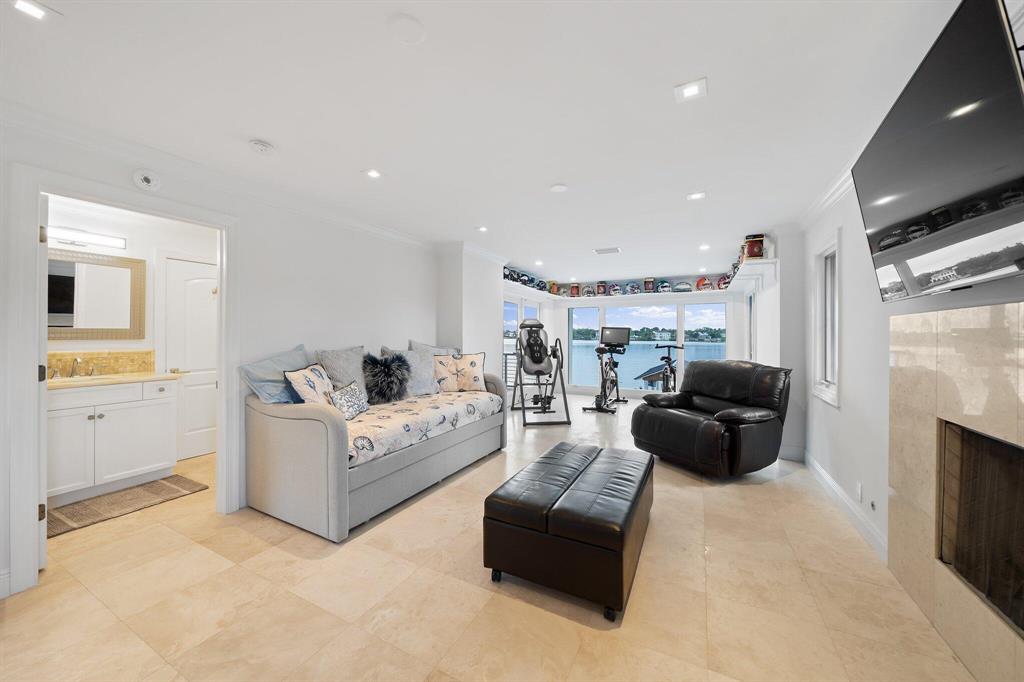 TEQUESTA COUNTRY CLUB - Residential