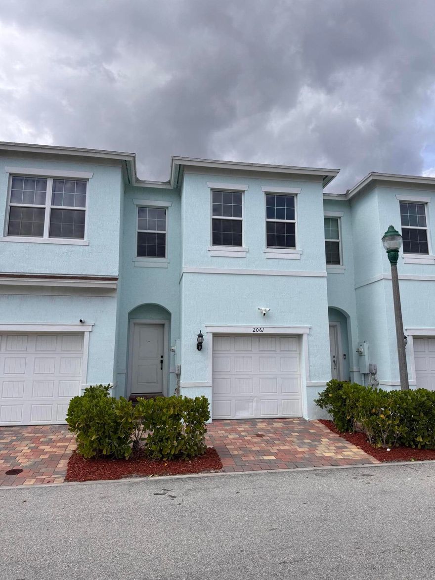 MOVE IN READY TOWNHOME. BOASTING BRIGHT OPEN FLOOR PLAN, 3 LARGE BEDROOMS, UPDATED KITCHEN & BATHS. FENCED PATIO. ALL APPLIANCES INCLUDING WASHER & DRYER. CENTRALLY LOCATED JUST MINS TO ALL YOUR SHOPPING & DINING NEEDS.  A MUST SEE TO APPRECIATE.