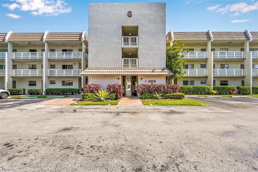 FANTASTIC OPPORTUNITY TO OWN AN EXCEPTIONALLY CLEAN, COMPLETELY FURNISHED 2/2 CONDO IN 55+ ROYAL PARK GARDENS. FEATURES INCLUDE LARGE ENCLOSED PATIO OVELOOKING THE POOL. THIS ROOM CAN BE USED FOR DEN, OFFICE OR SLEEPING QUARTERS. CARPET IN ALL LIVING AREAS AND TILE IN KITCHEN AND BATHROOMS. AMENITIES INCLUDE CLUBHOUSE, MULTIPLE POOLS, GYM, TENNIS, BOCCE BALL AND A RELAXING TIKI HUT. BUILDING FEATURES NEW ROOF, NEW ELEVATER AND NEW PAINTING. A GREAT RELOCATION OPPORTUNITY. ALL YOU NEED IS YOUR TOOTHBRUSH. MOTIVATED SELLER. THANKS FOR SHOWING.