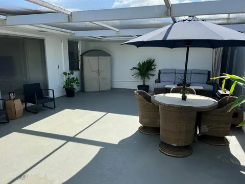 95 E East Court, Royal Palm Beach, FL MLS: R11085302