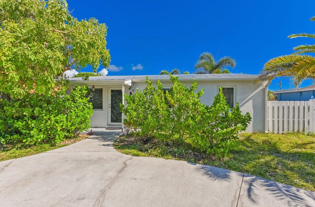 Photo of 727 Bunker Road, West Palm Beach, FL 33405 (MLS # B26018660)