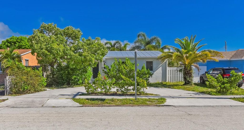 Photo of 727 Bunker Road, West Palm Beach, FL 33405 (MLS # B26018660)