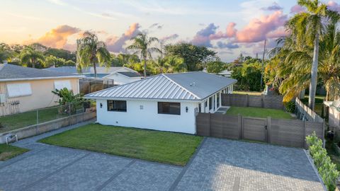 303/305 De Carie Street Delray Beach FL 33444