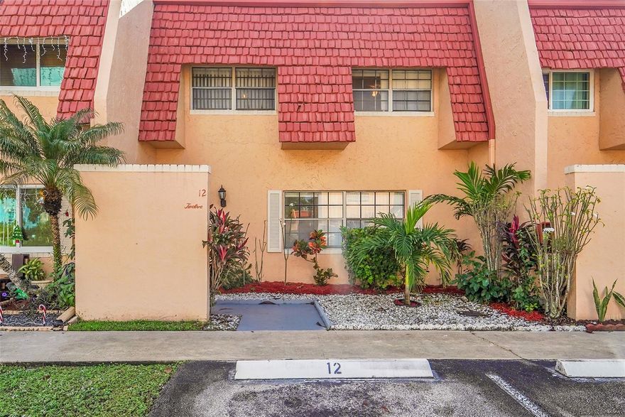 Welcome to a charming 3-bedroom, 2.5-bathroom townhome offering exceptional value and endless potential. This spacious residence features an open floor plan, a cozy patio and florida room, and a relaxing extra extra-large master suite complete with a walk-in closet, en-suite bath, and its own second-floor patio. Two additional bedrooms provide comfort for family, guests, or a home office. Located in a friendly community close to schools, shopping, and dining, this home is priced perfectly for those looking to personalise or add value. Don’t miss out—schedule your showing today!