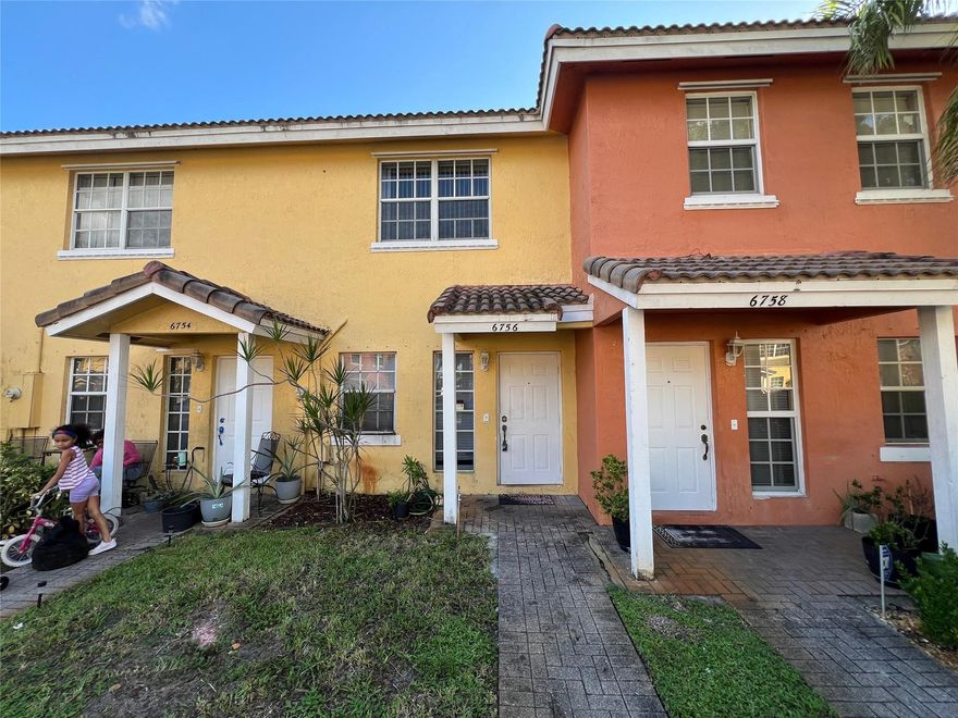 CHARMING 2BR/2.5BA TOWNHOUSE IN GREAT LOCATION. TILES THROUGHOUT 1ST FLOOR AND WOOD LAMINATE UPPER FLOOR. UPGRADED KITCHEN WITH STAINLESS STEEL APPLIANCES. PROPERTY BACKS UP A GOLF COURSE. EASY ACCESS TO PUBLIC TRANSPORTATION, BANKING, AND SHOPPING.