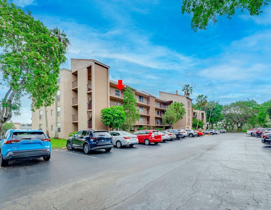 2/2 remodeled 55+ plus community. White Kitchen, New Tile, Wood Floors. Washer & Dryer in the Unit! New Roofs, The HOA allows owners to have 2 pets up to 20lbs each.