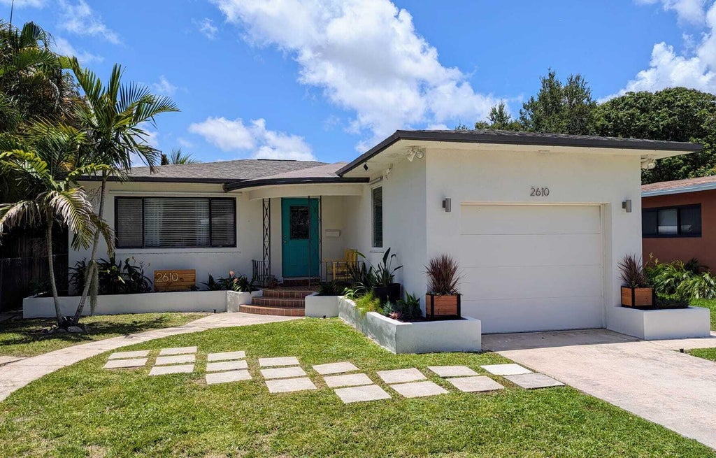 Photo of 2610 TAYLOR Street, Hollywood, FL 33020 (MLS # B26072123)