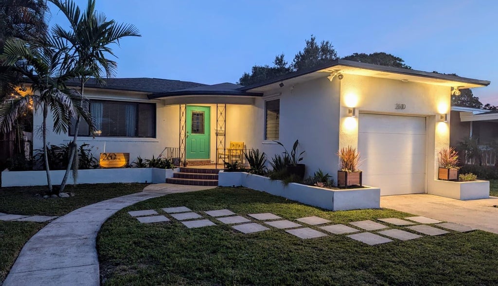 Photo of 2610 TAYLOR Street, Hollywood, FL 33020 (MLS # B26072123)