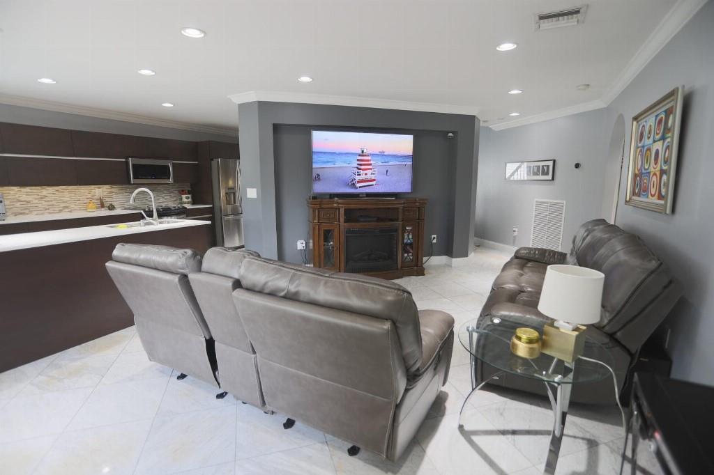 Crystal Pointe 158-10 B - Residential