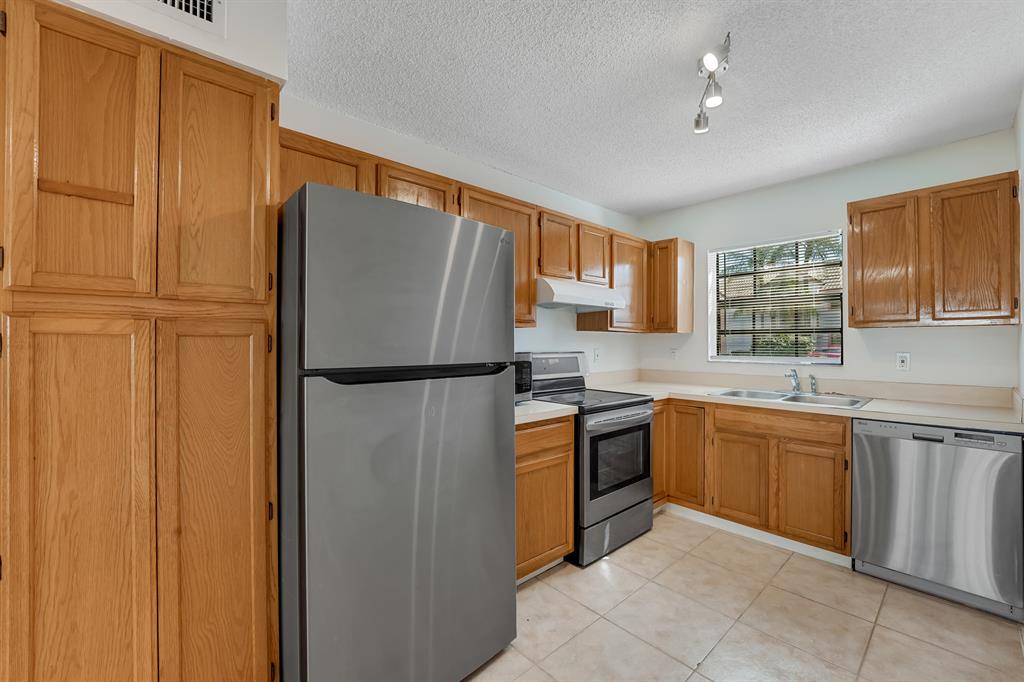 LAKE WINDWOOD CONDO - Residential Lease