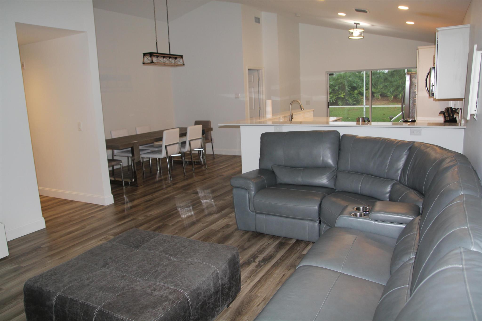 1891 Oak Berry Circle, Wellington, FL, 33414/$605,000 3 1891 Oak Berry Circle