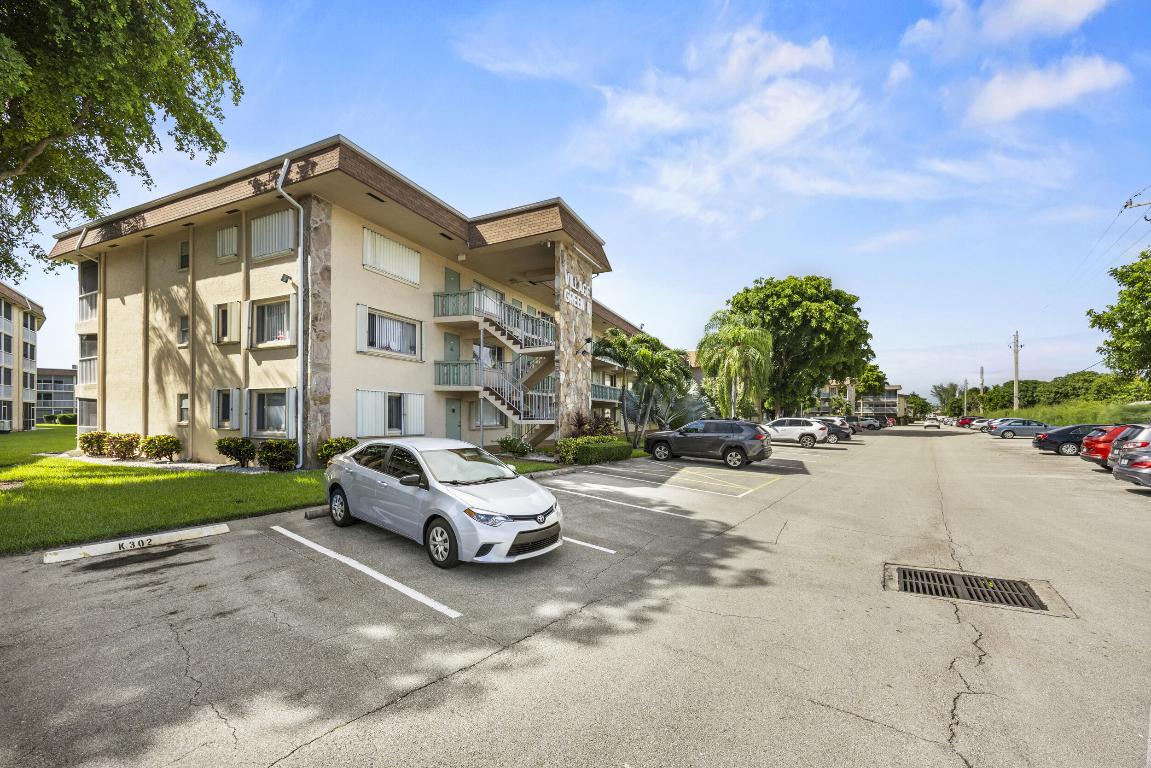 VILLAGE GREEN KENSINGTON CONDO - Residential