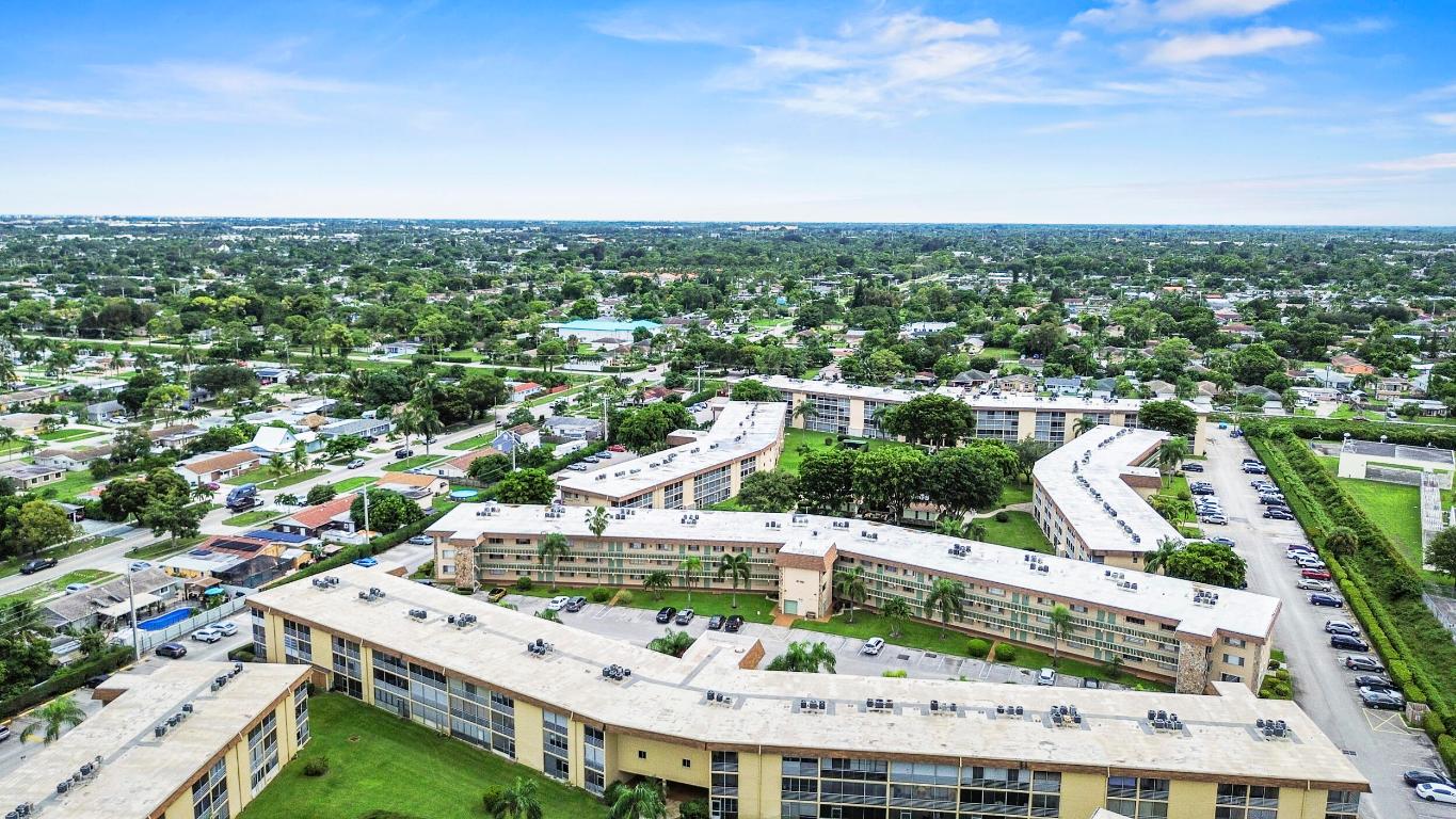 VILLAGE GREEN KENSINGTON CONDO - Residential