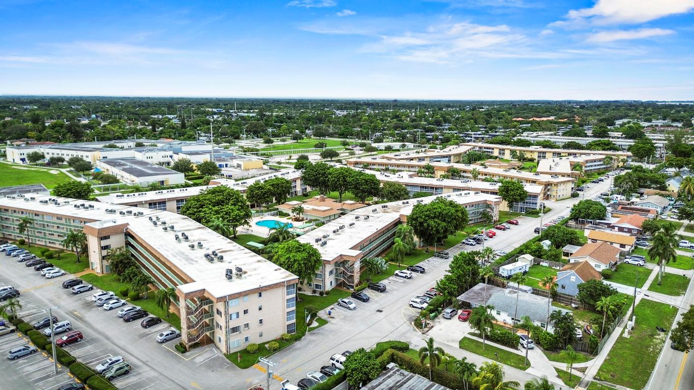 VILLAGE GREEN KENSINGTON CONDO - Residential