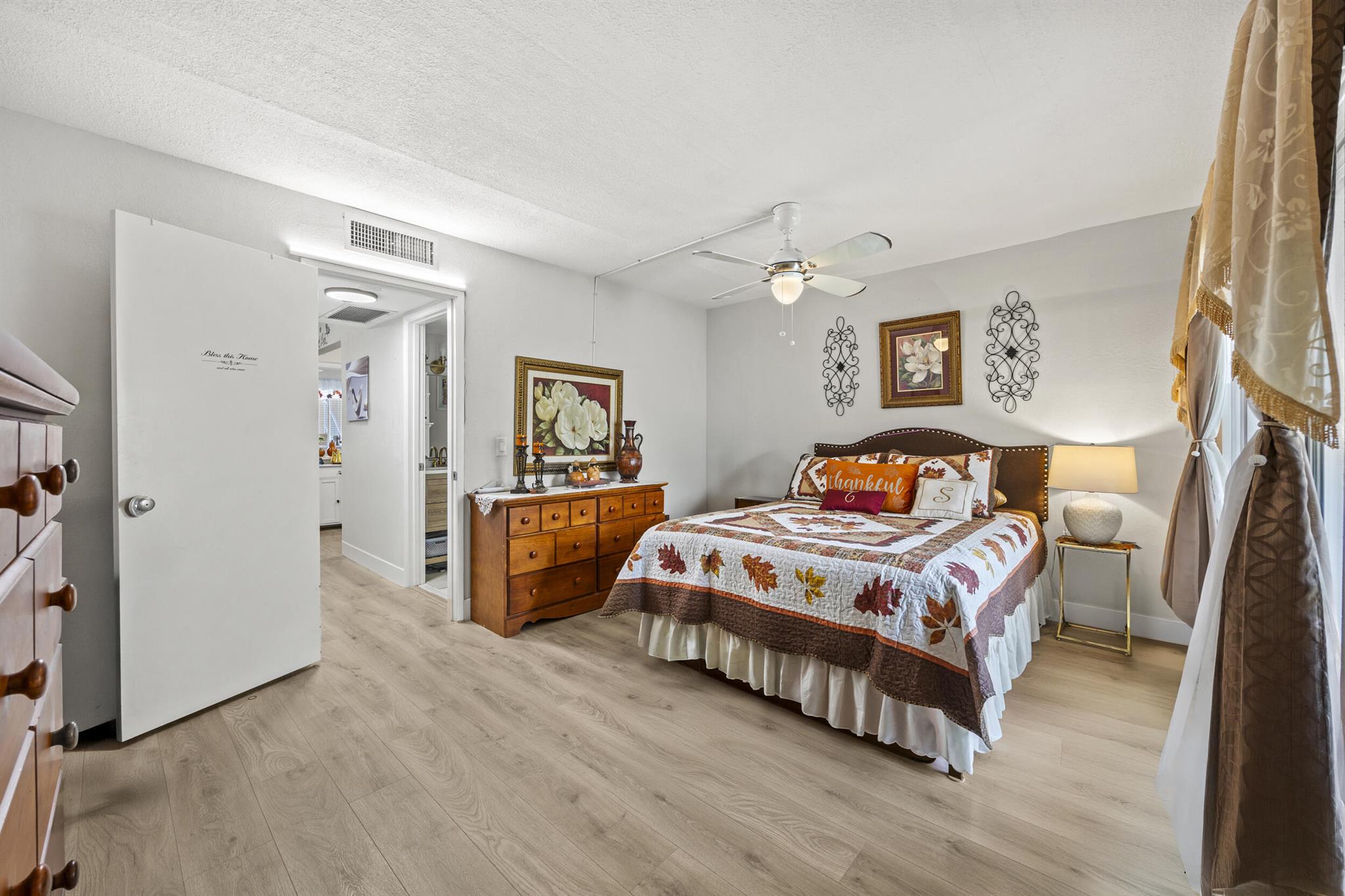 VILLAGE GREEN KENSINGTON - Residential