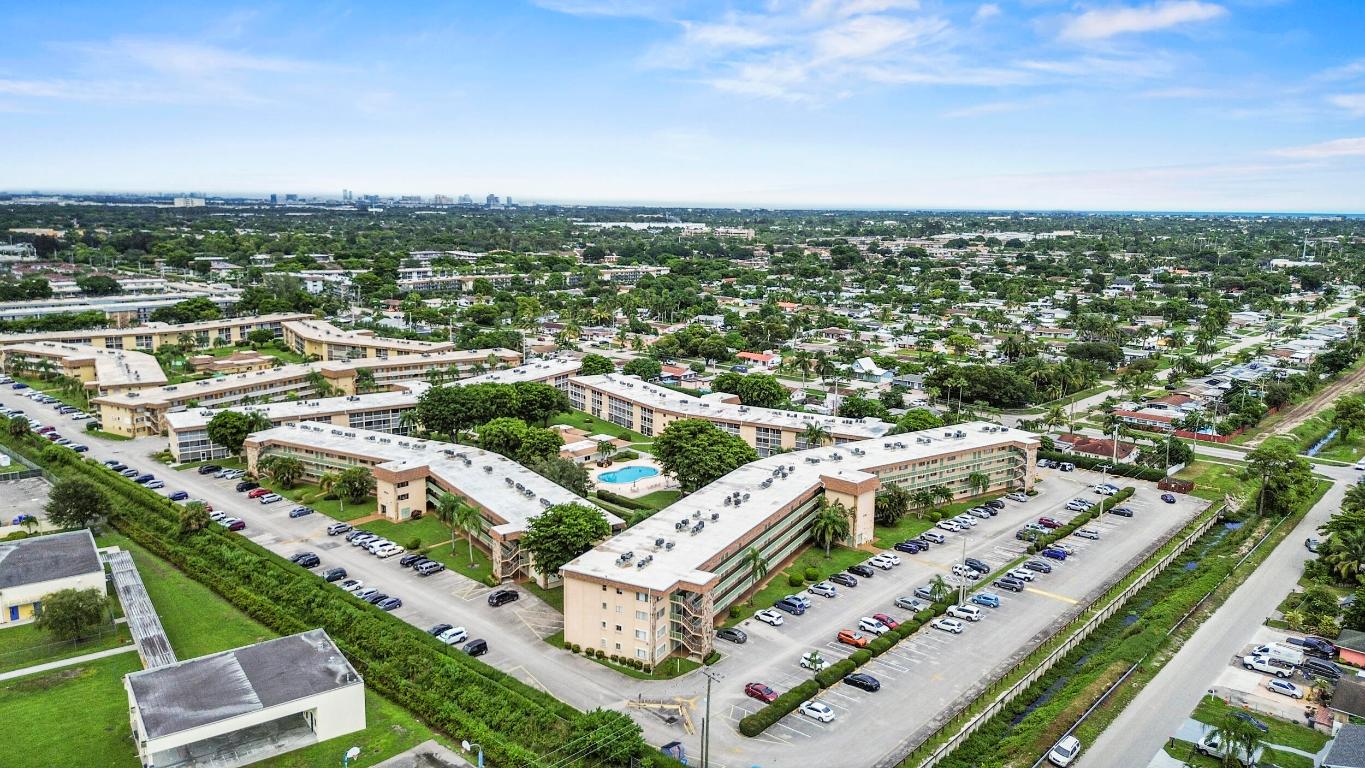 VILLAGE GREEN KENSINGTON CONDO - Residential