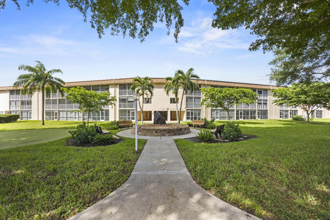 VILLAGE GREEN KENSINGTON CONDO - Residential