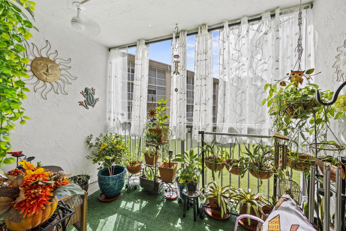 VILLAGE GREEN KENSINGTON CONDO - Residential