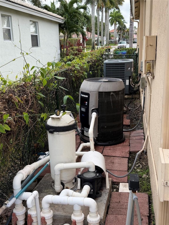 MONARCH LAKES - Residential