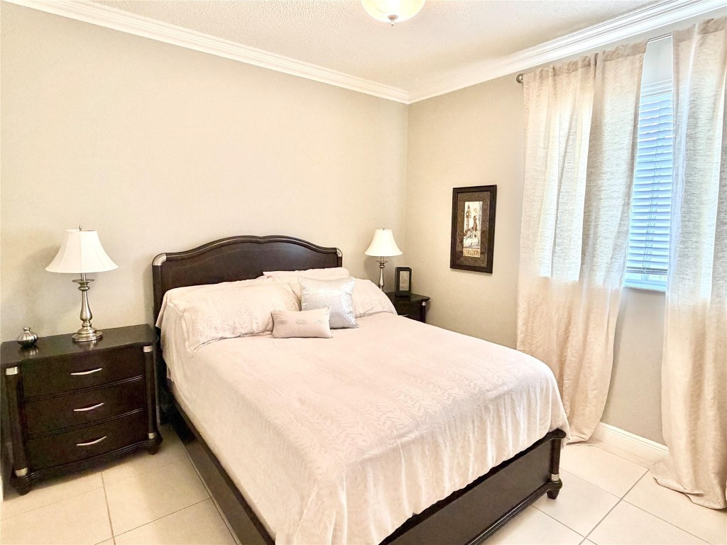 MONARCH LAKES - Residential