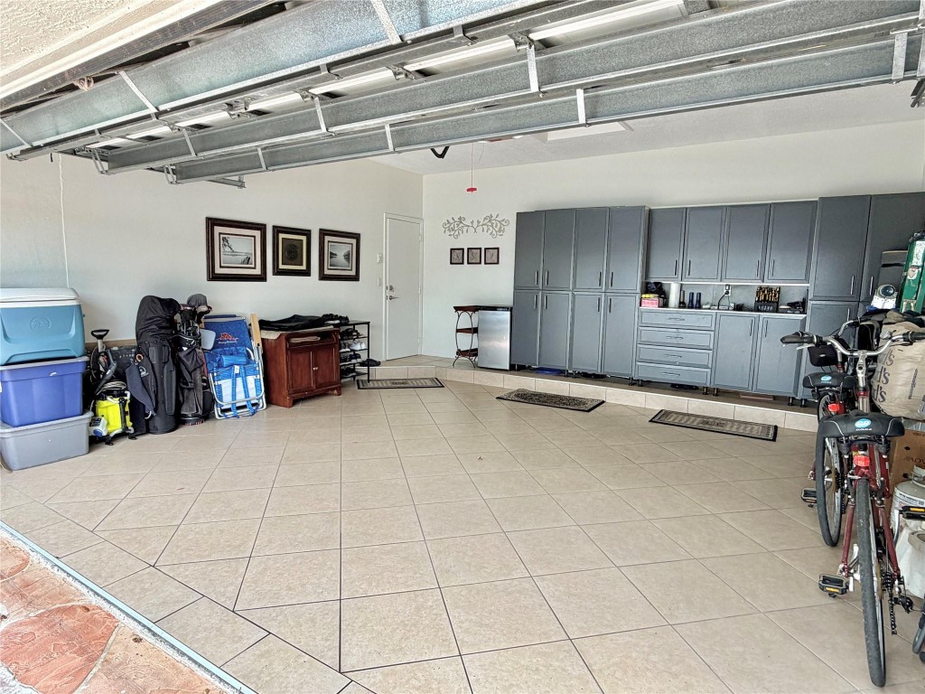 MONARCH LAKES - Residential