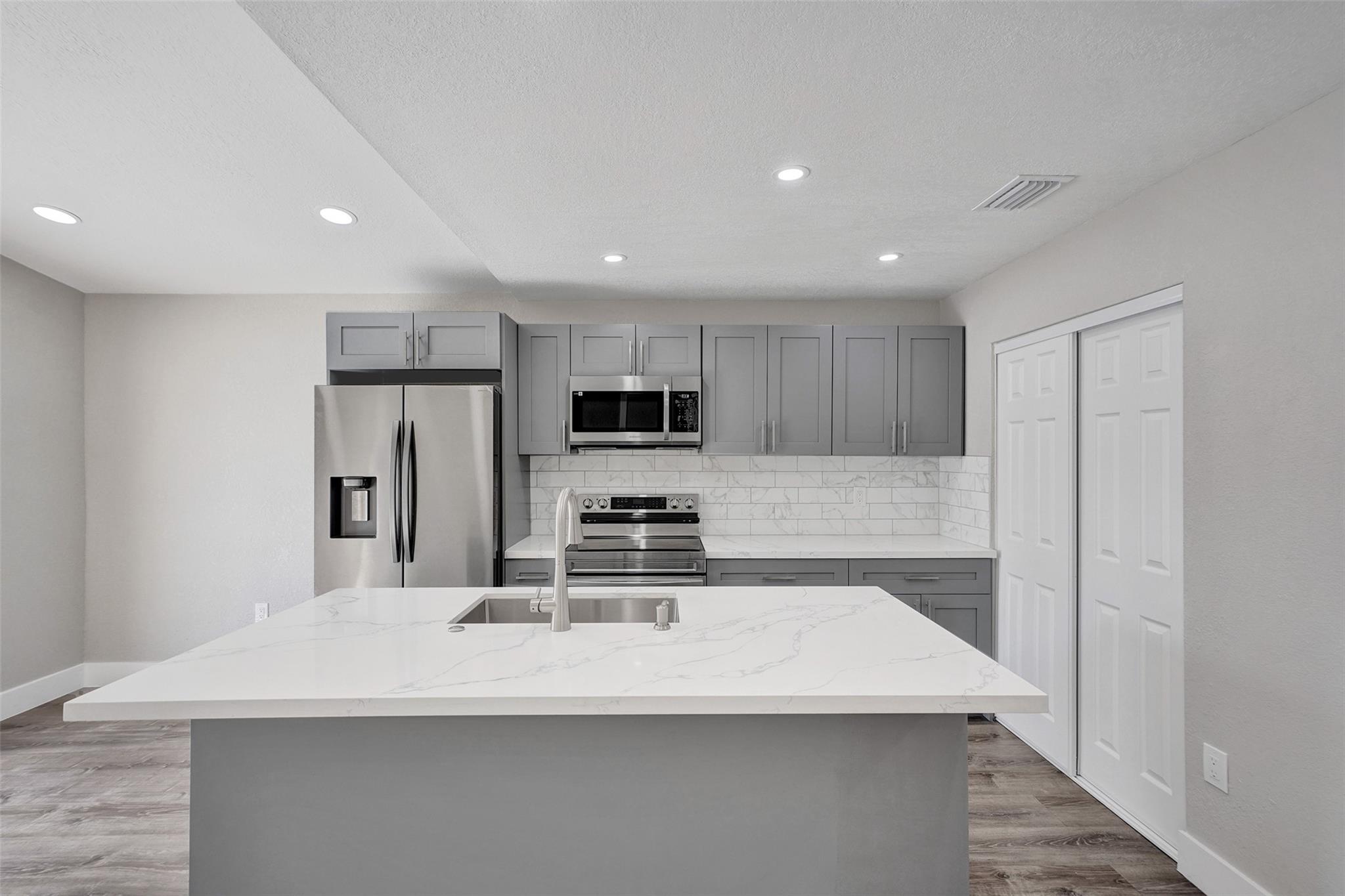 2614 W 65th St, Hialeah, FL, 33016/$519,999 2 2614 W 65th St