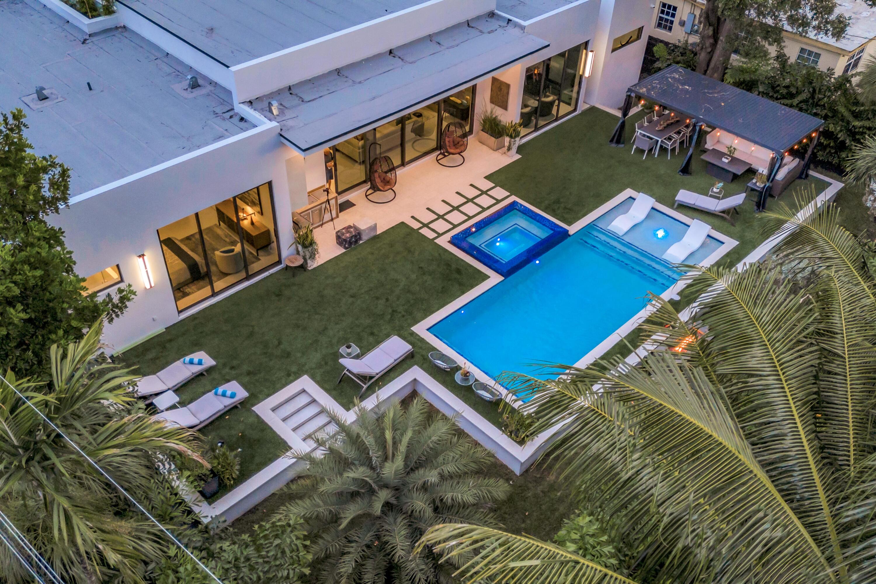 215 NE 28TH Court