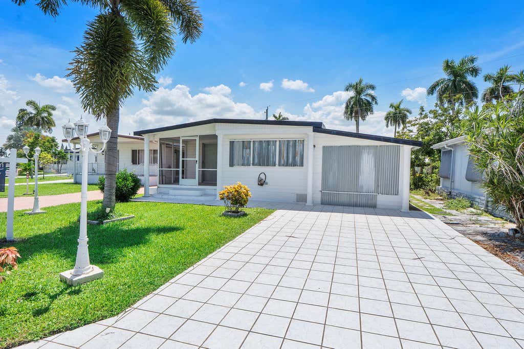 Photo of 8670 SW 18TH Place, Davie, FL 33324 (MLS # B26064140)