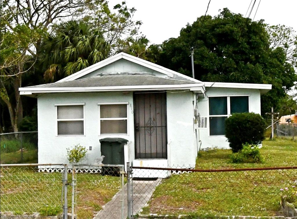 Photo of 810 N 18th Street, Fort Pierce, FL 34950 (MLS # R10908941)