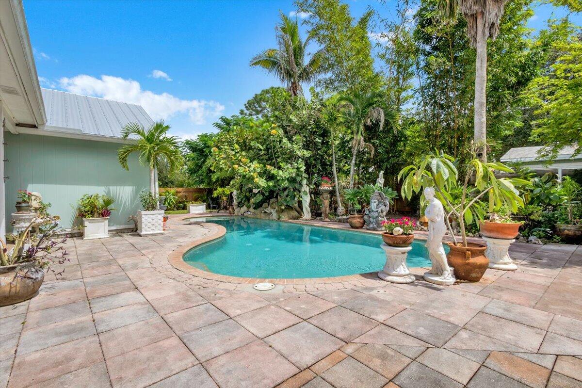 2513 SW CALENDER Street