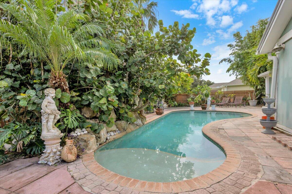 2513 SW CALENDER Street