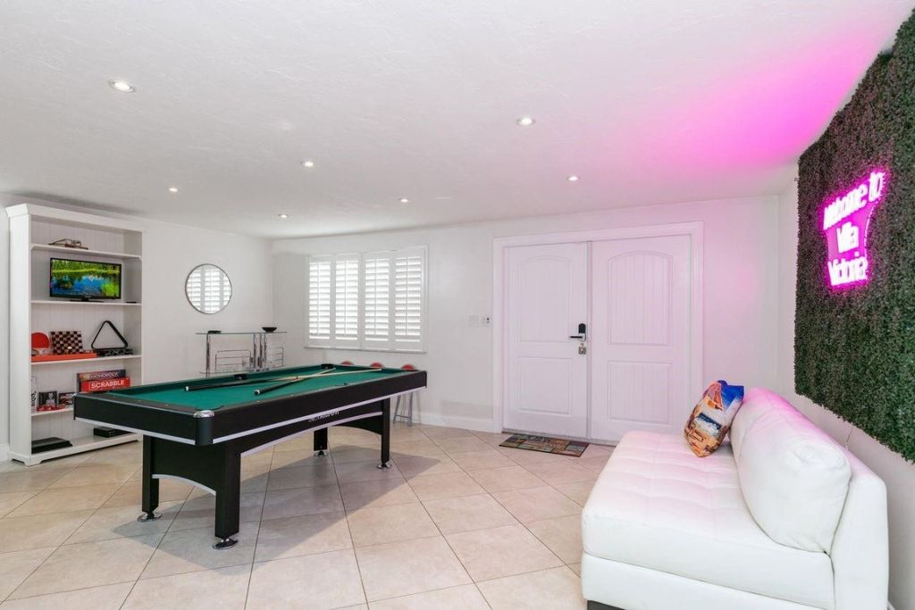 Photo of 1900 N Victoria Park Road, Fort Lauderdale, FL 33305 (MLS # F10548283)