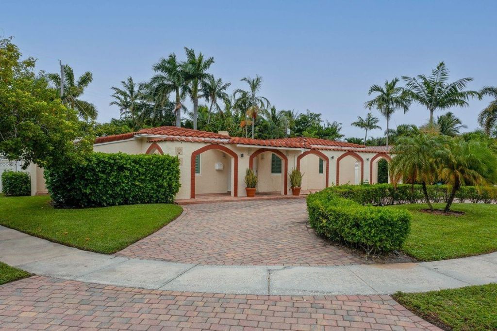 Photo of 1900 N Victoria Park Road, Fort Lauderdale, FL 33305 (MLS # F10548283)