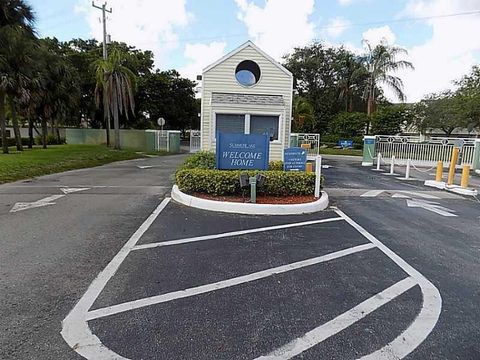 A home in Lauderdale Lakes