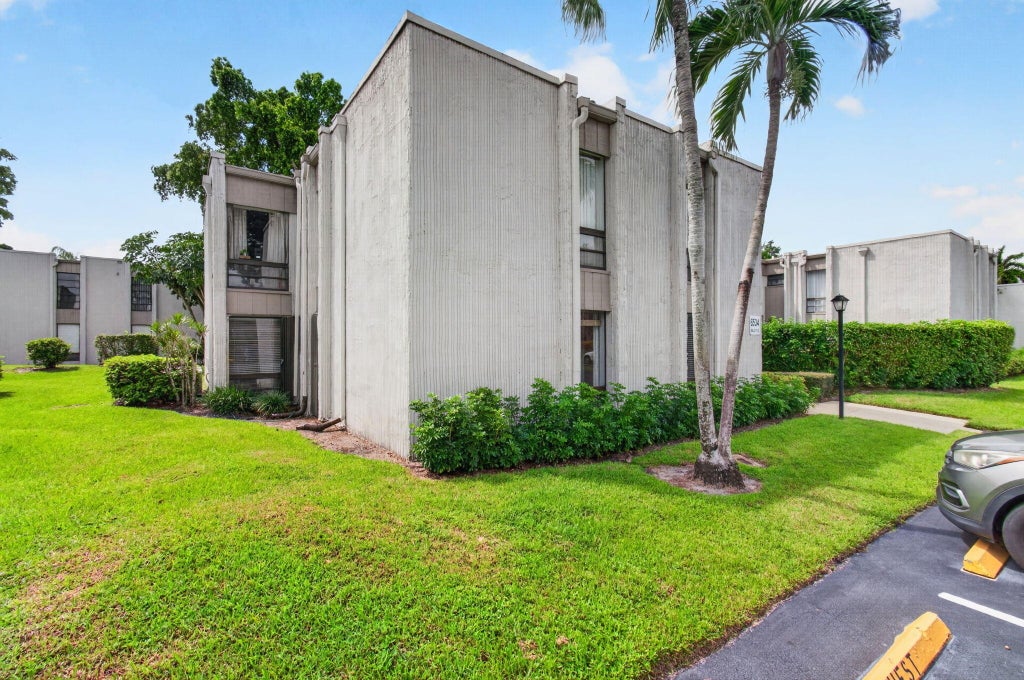 Photo of 6534 SPRING BOTTOM Way #124, Boca Raton, FL 33433 (MLS # B26081235)