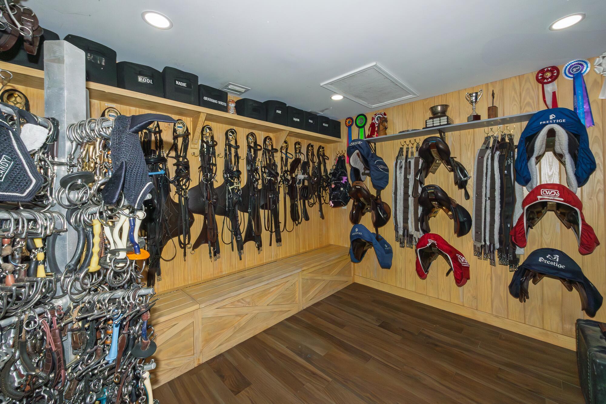 LAS PALMAS EQUESTRIAN - Residential Lease