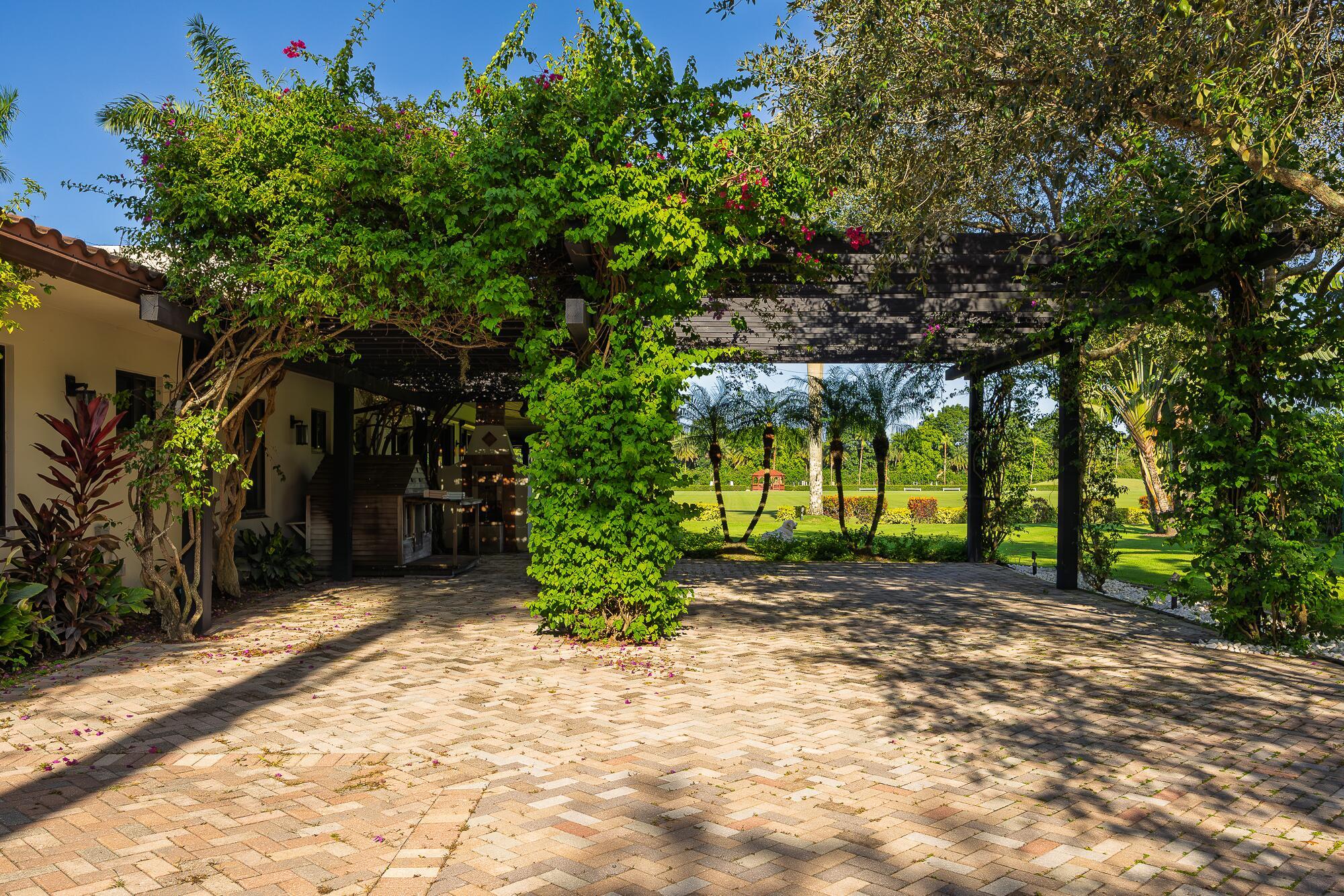 LAS PALMAS EQUESTRIAN - Residential Lease