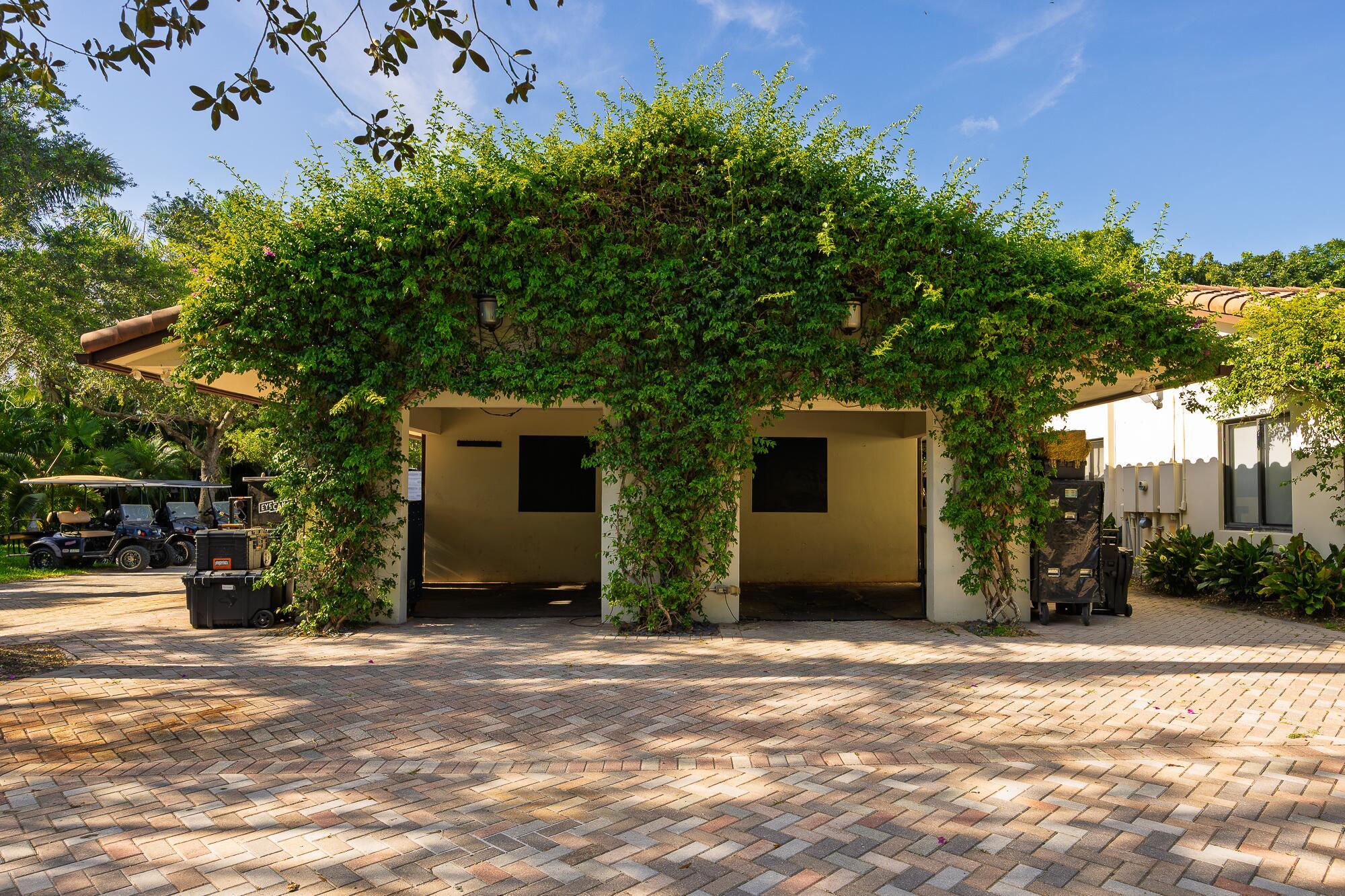 LAS PALMAS EQUESTRIAN - Residential Lease
