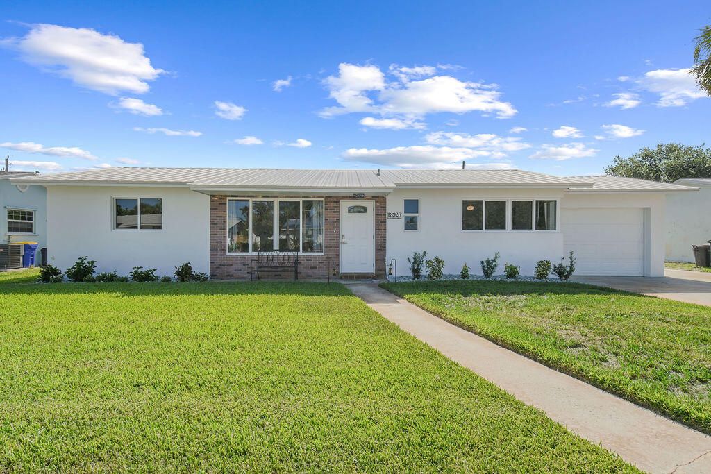 Photo of 18926 SE Southgate Drive Dr, Jupiter, FL 33469 (MLS # R10817034)