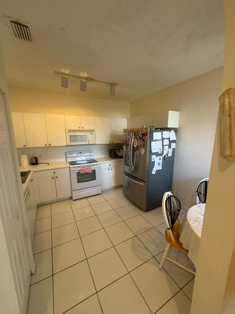GROVE VILLAGE CONDO - Residential Lease