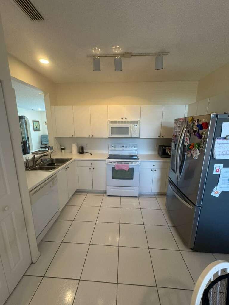 GROVE VILLAGE CONDO - Residential Lease