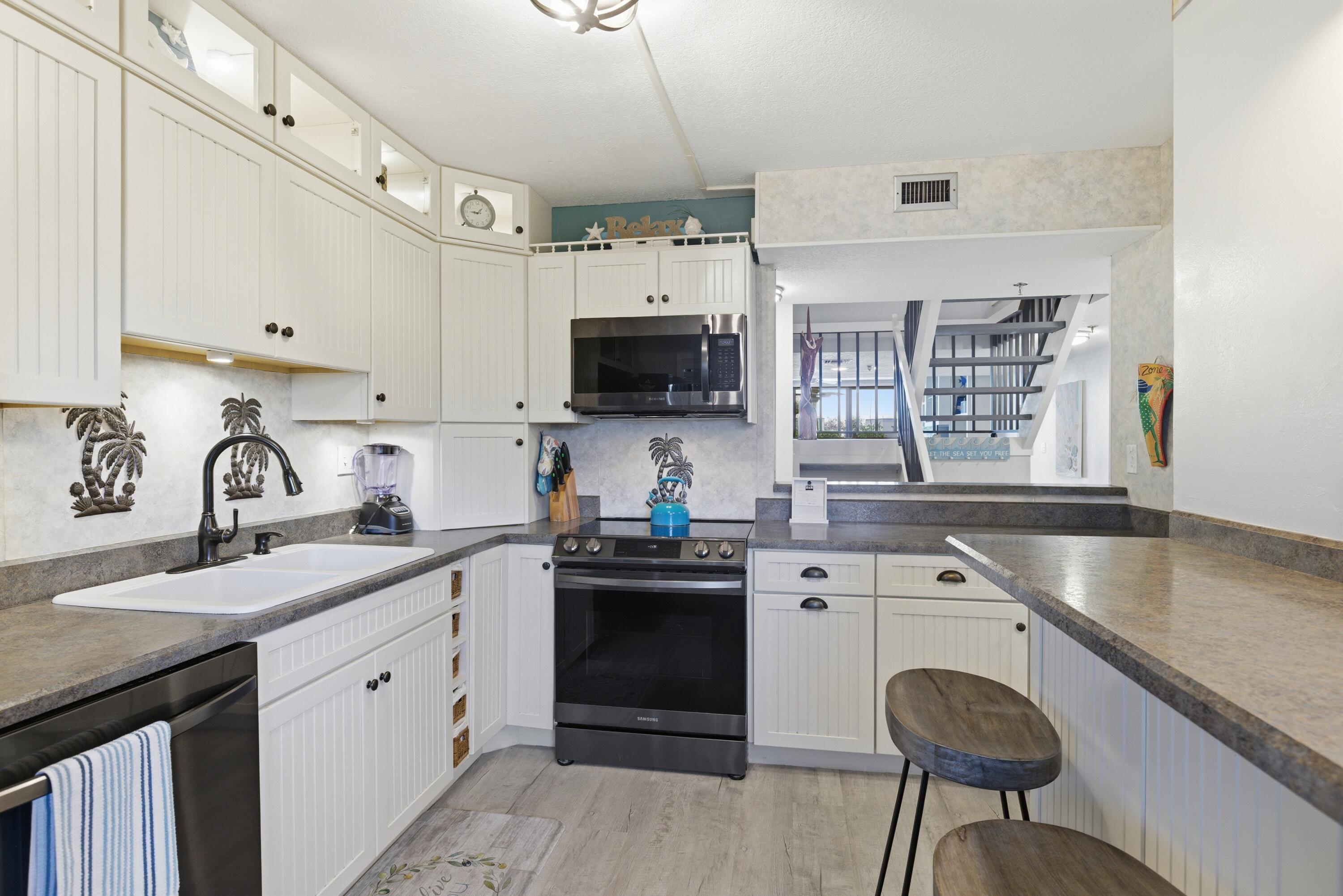 AVALON BEACH CLUB, A CONDOMINIUM - Residential Lease