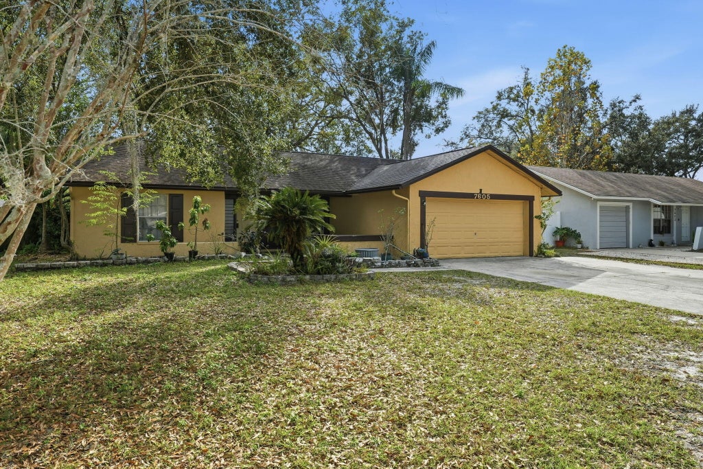 Photo of 7605 N Sanibel Circle, Tampa, FL 33637 (MLS # R11155007)