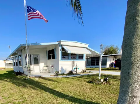 8435 SE Wren Avenue, Hobe Sound, FL MLS: R11067447